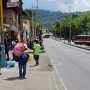 Con vehículos un grupo de manifestantes bloquea la avenida Barranquilla y el puente regional en Medellín.