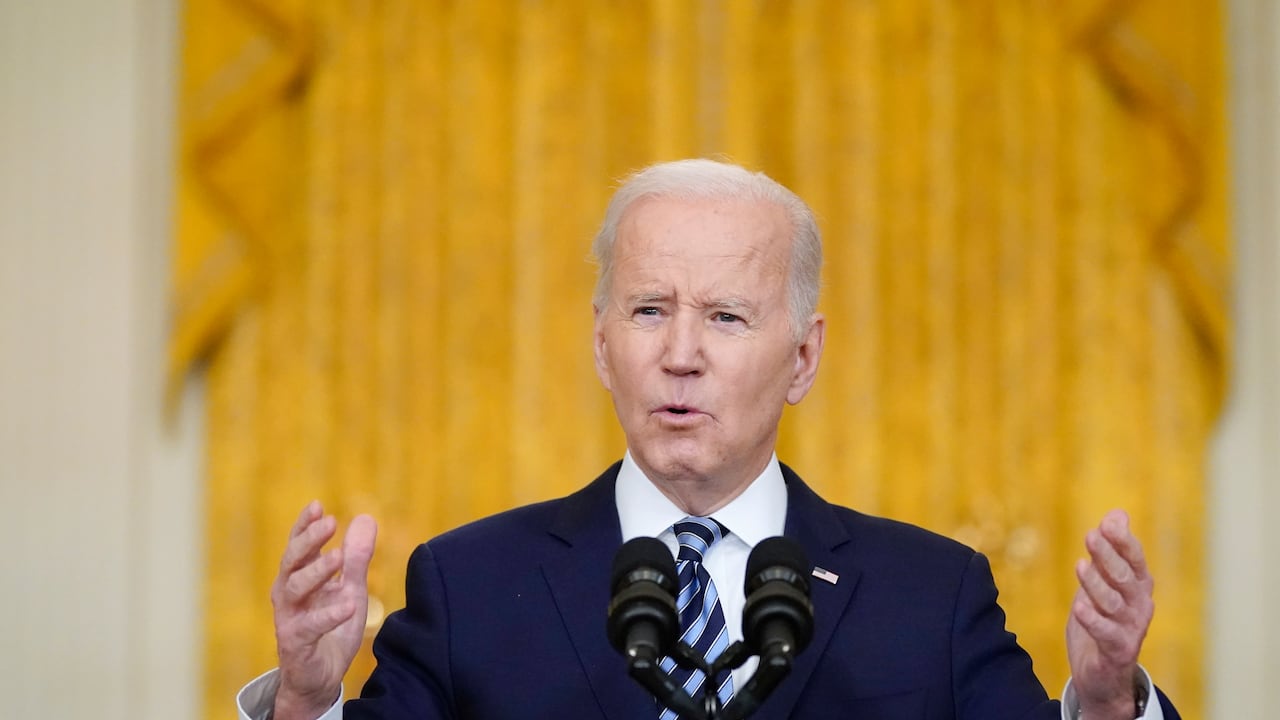 “Vamos a buscar la forma de confiscar sus yates, apartamentos de lujo, aviones privados", afirmó Biden.