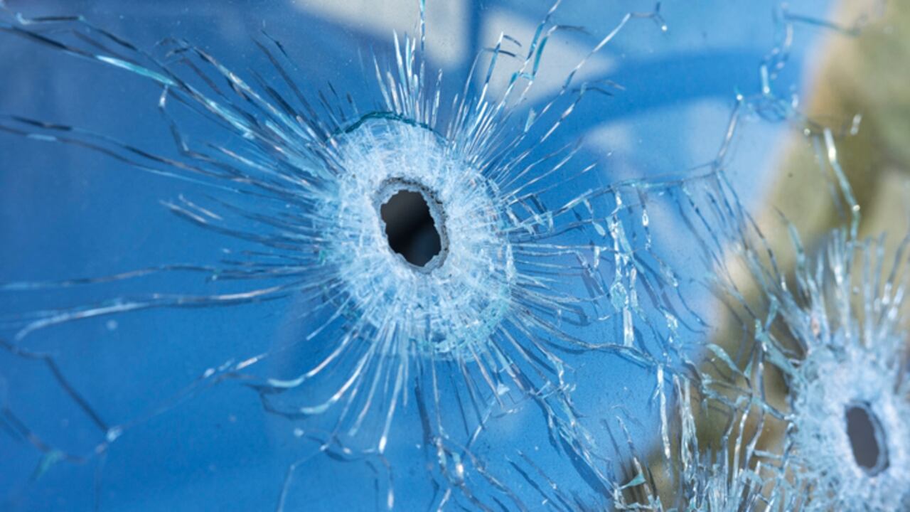 El automóvil de la mujer fue alcanzado varias veces por balas en el lado del conductor, pero ella resultó ilesa,