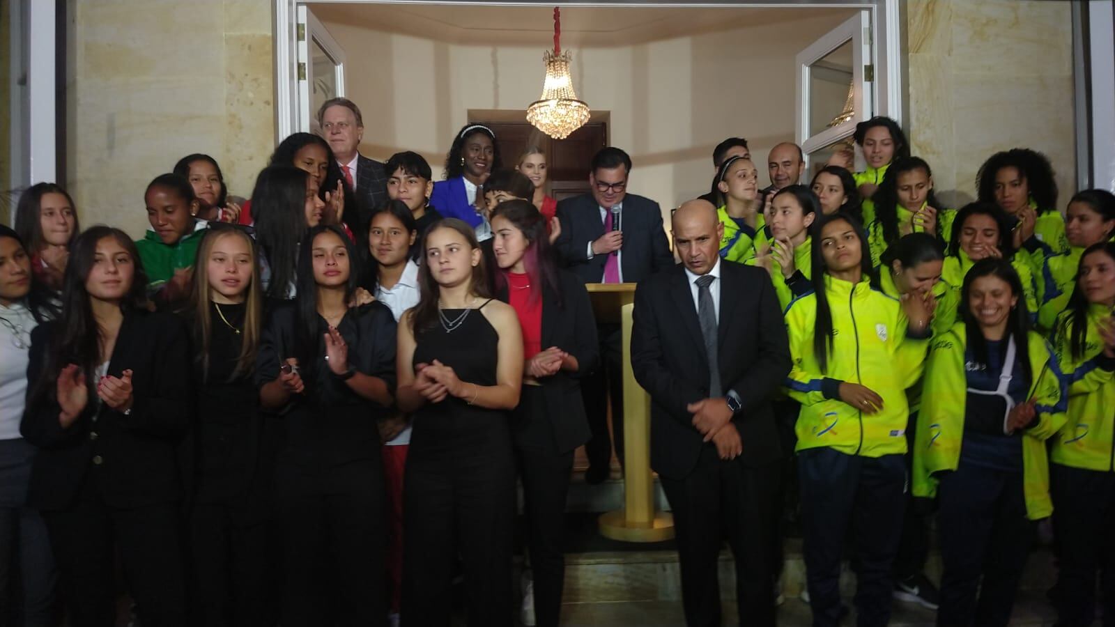 Al embajador le fue entregada una camiseta de la tricolor firmada por todas las jugadoras.