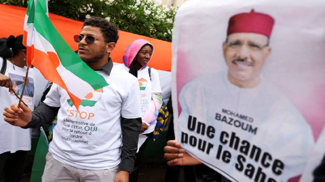 Archivo de manifestantes pro- Bazoum frente a la embajada de Níger, en París.