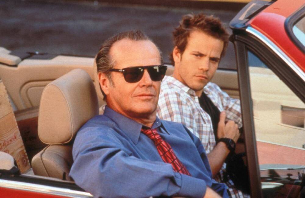 Blood and wine (1996) El largometraje de Bob Rafelson cuenta una historia ficticia que gira en torno a la avaricia y el poder asociado a la industria vinícola. El protagonista, interpretado por Jack Nicholson, es un productor de vinos que decide superar una gran pérdida económica con el robo de un collar de una de sus clientes. En el proceso involucra a su amante, la esposa y un ladrón experto en una excelente obra de cine negro.