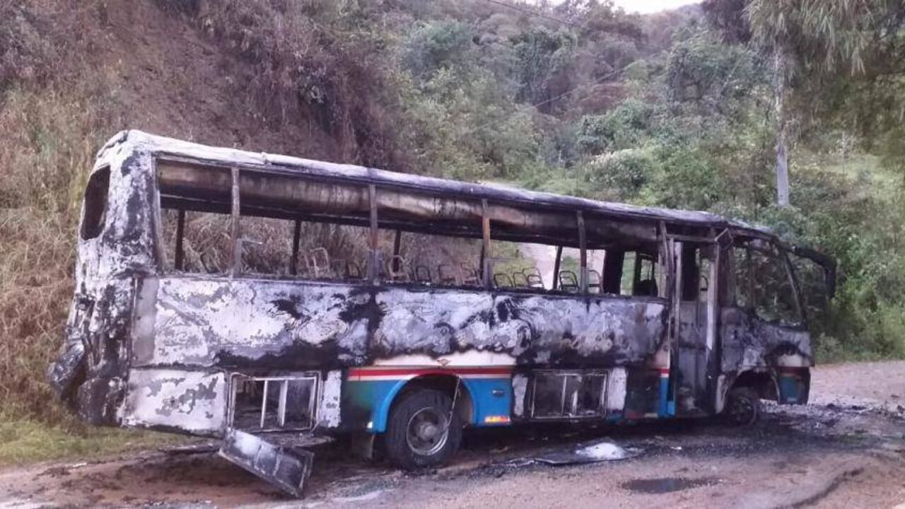El bus fue interceptado y quemado en la vía Pandi - Cabrera.