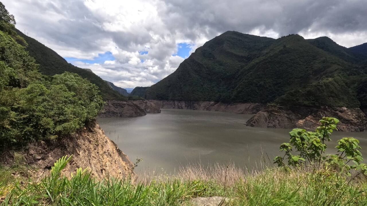 La hidroeléctrica Chivor tiene una capacidad instalada de 1.000 megavatios y cubre cerca de 6 % de la demanda energética nacional.