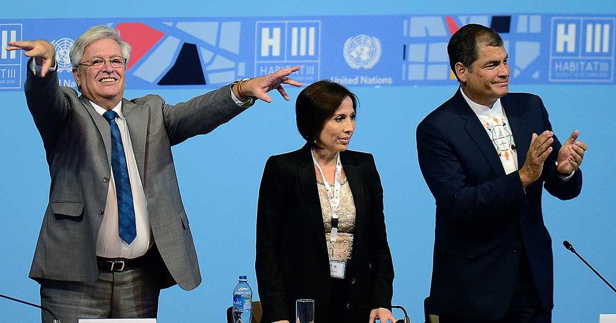 María Duarte junto con Rafael Correa y Joan Clos, exministro de Desarrollo Urbano Sostenible. (Foto: Juan CEVALLOS / AFP)