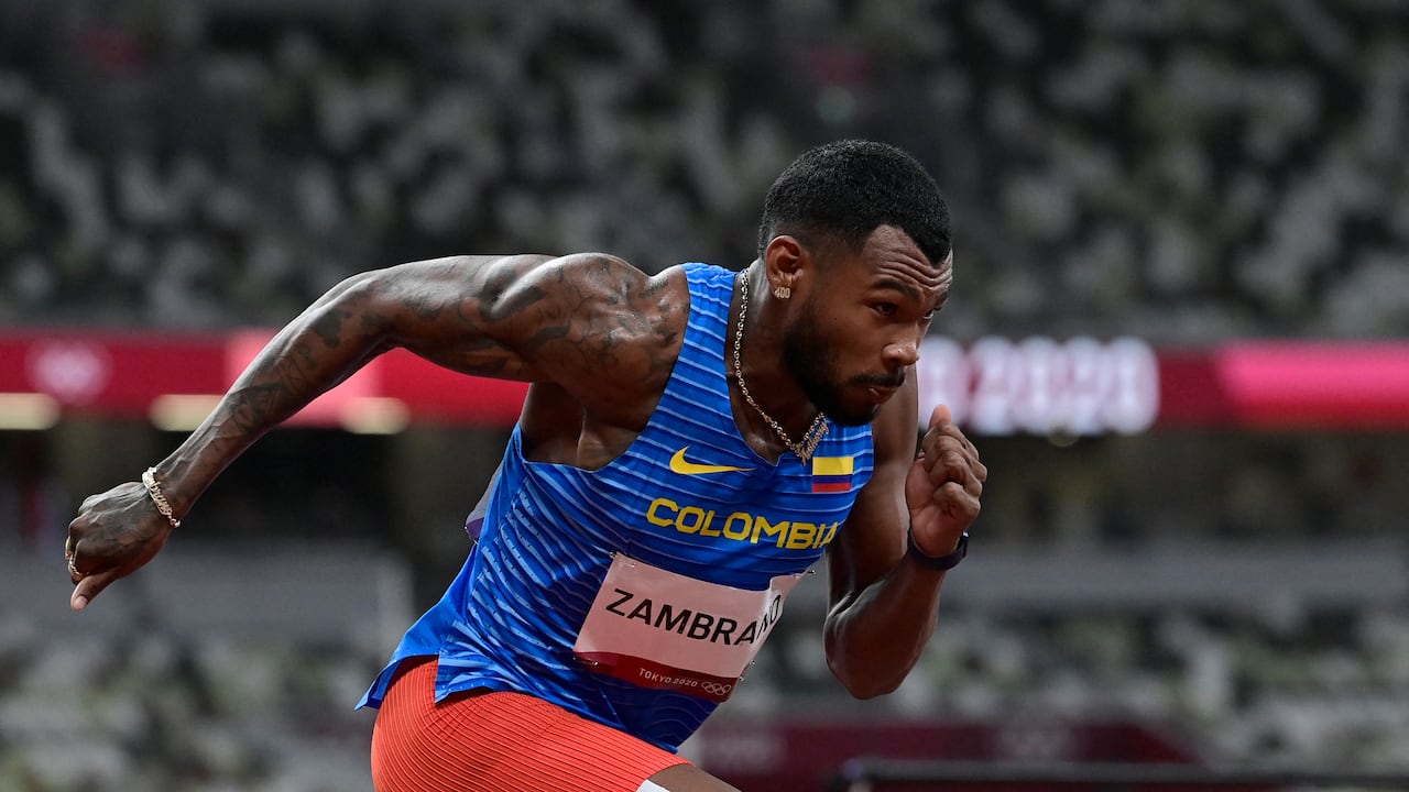 Second-placed Colombia's Anthony Jose Zambrano competes in the men's 400m semi-finals during the Tokyo 2020 Olympic Games at the Olympic stadium in Tokyo on August 2, 2021. (Photo by Javier SORIANO / AFP)