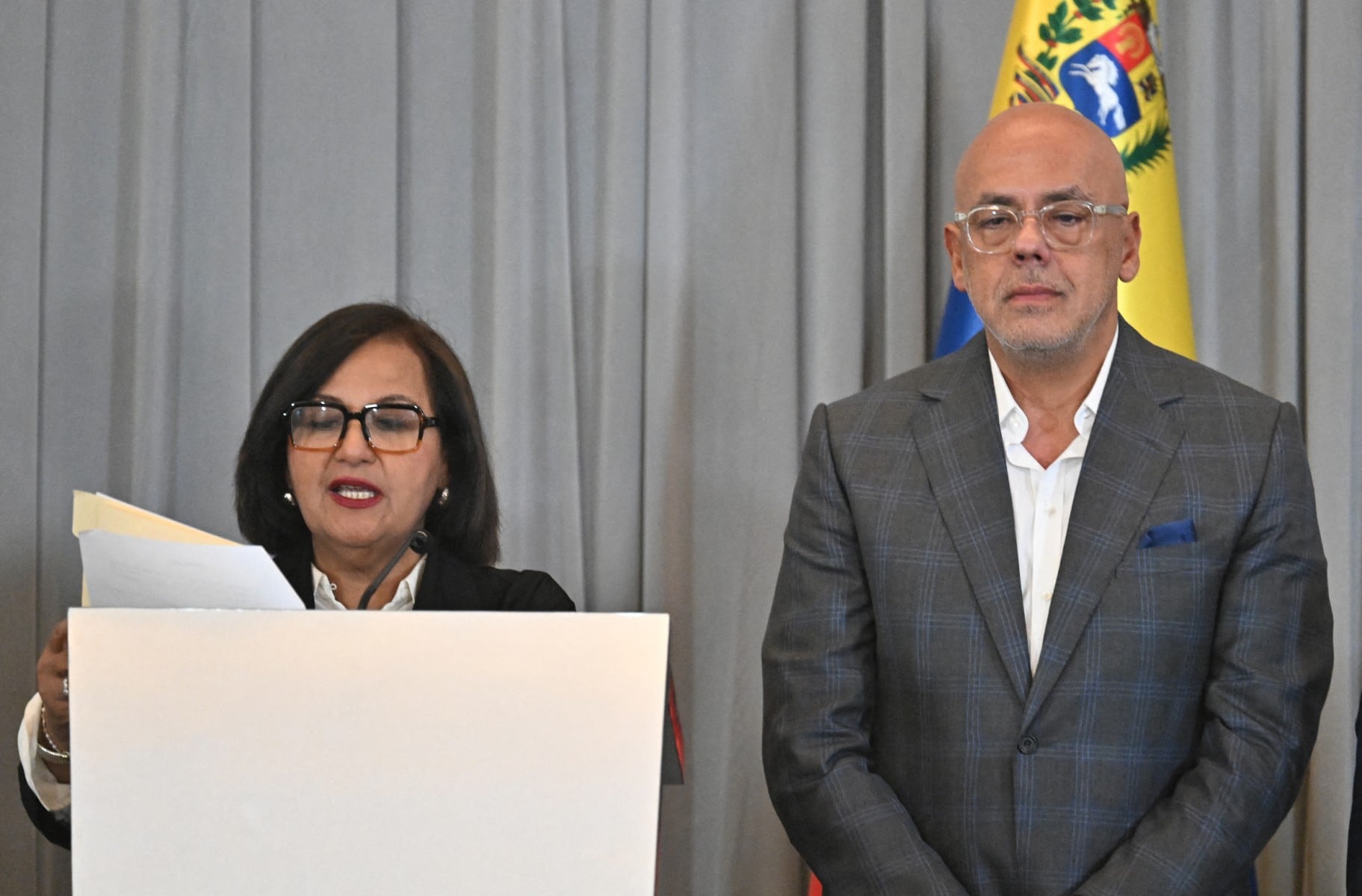 La representante de la oposición venezolana, Dinorah Figuera, lee una declaración junto al presidente de la Asamblea Nacional, Jorge Rodríguez.