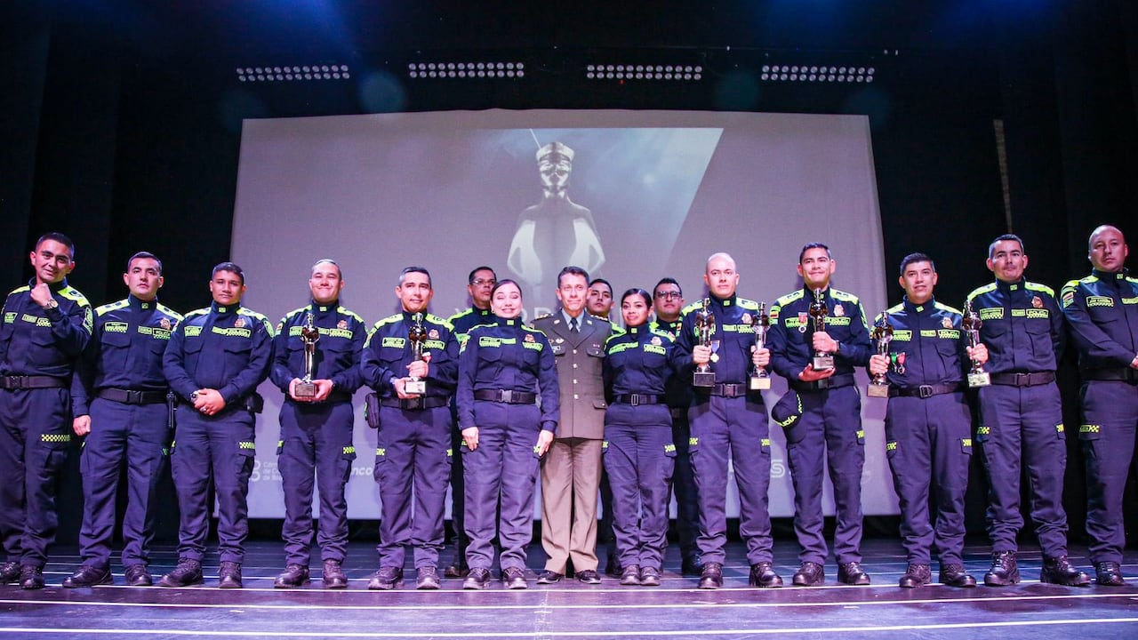 Premiación mejor policía de Colombia de Fundación Corazón Verde.