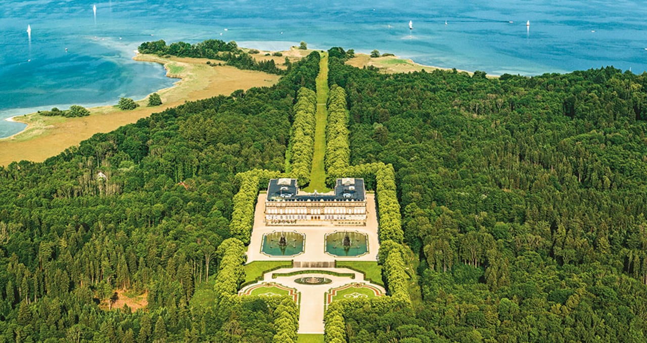 Vista aérea de Herrenchiemsee, palacio que pretendía imitar a Versalles, en medio de la isla homónima, a 80 kilómetros de Múnich.