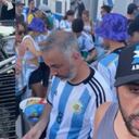 Los hinchas argentinos disfrutaron un asado en Qatar gracias a un jeque catarí. Foto: Captura TYC Sports.
