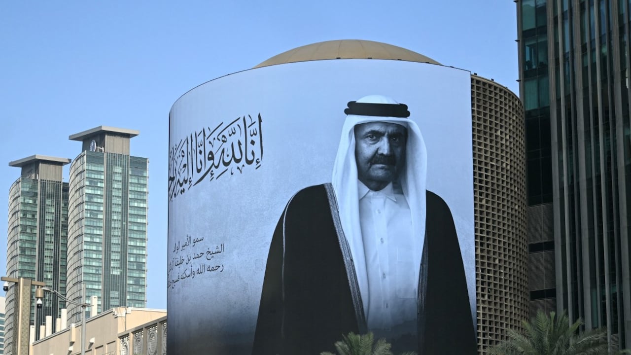 El retrato del exlíder de Catar, el jeque Hamad bin Jalifa al Thani, en una valla publicitaria tras la noticia de su muerte.