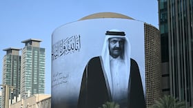 El retrato del exlíder de Catar, el jeque Hamad bin Jalifa al Thani, en una valla publicitaria tras la noticia de su muerte.