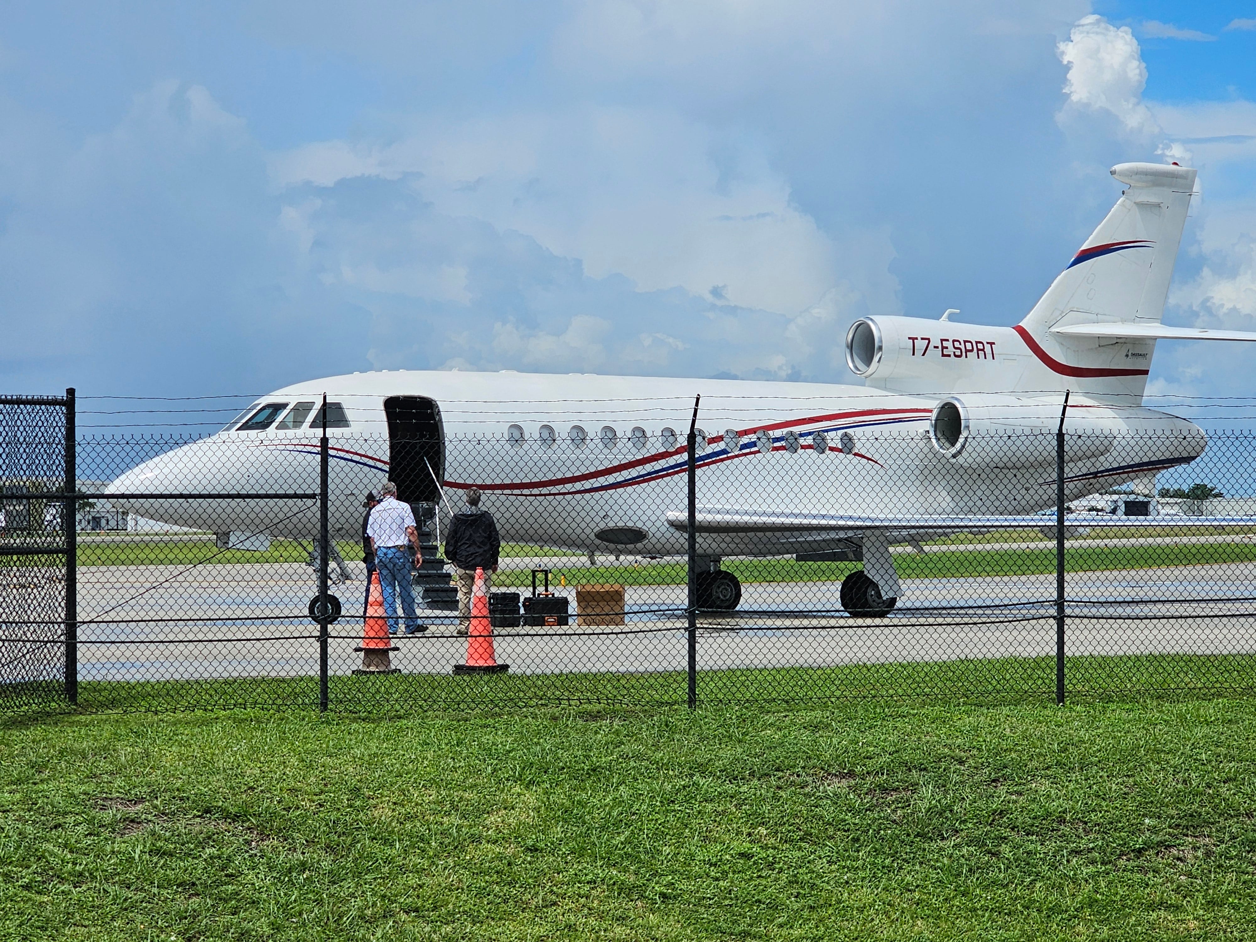 El avión del presidente venezolano Nicolás Maduro, un jet privado Dassault Falcon 900EX, después de ser incautado por agentes del orden estadounidenses en Fort Lauderdale, Florida. Los funcionarios estadounidenses tomaron medidas para tomar el avión, un jet privado Dassault Falcon 900EX utilizado por Maduro y miembros de su gobierno, y el Departamento de Justicia dijo que el avión fue "comprado ilegalmente". (Foto de Miguel GUTIÉRREZ/AFP)
