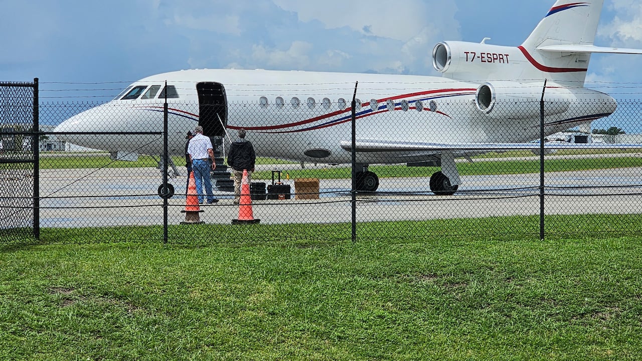 El avión del presidente venezolano Nicolás Maduro, un jet privado Dassault Falcon 900EX, después de ser incautado por agentes del orden estadounidenses en Fort Lauderdale, Florida. Los funcionarios estadounidenses tomaron medidas para tomar el avión, un jet privado Dassault Falcon 900EX utilizado por Maduro y miembros de su gobierno, y el Departamento de Justicia dijo que el avión fue "comprado ilegalmente". (Foto de Miguel GUTIÉRREZ/AFP)