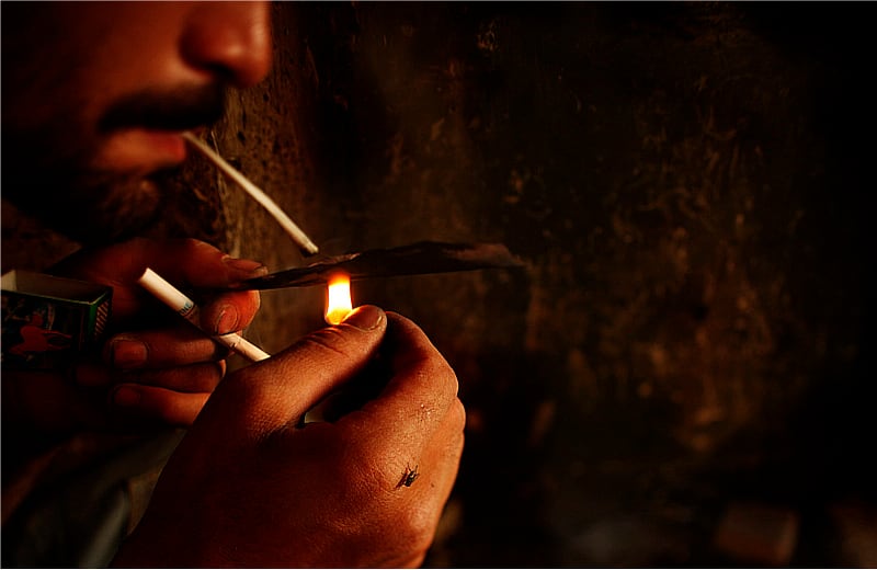 La escena de hombres consumiendo drogas se repite en cada rincón del edificio donde funcionaba el Centro Cultural de Rusia en Afganistán. 
