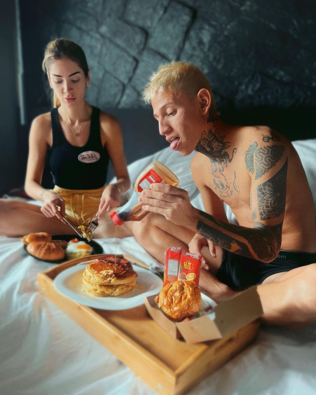 Los dos influencers estuvieron pasados de tragos caminando por las calles de Portugal.