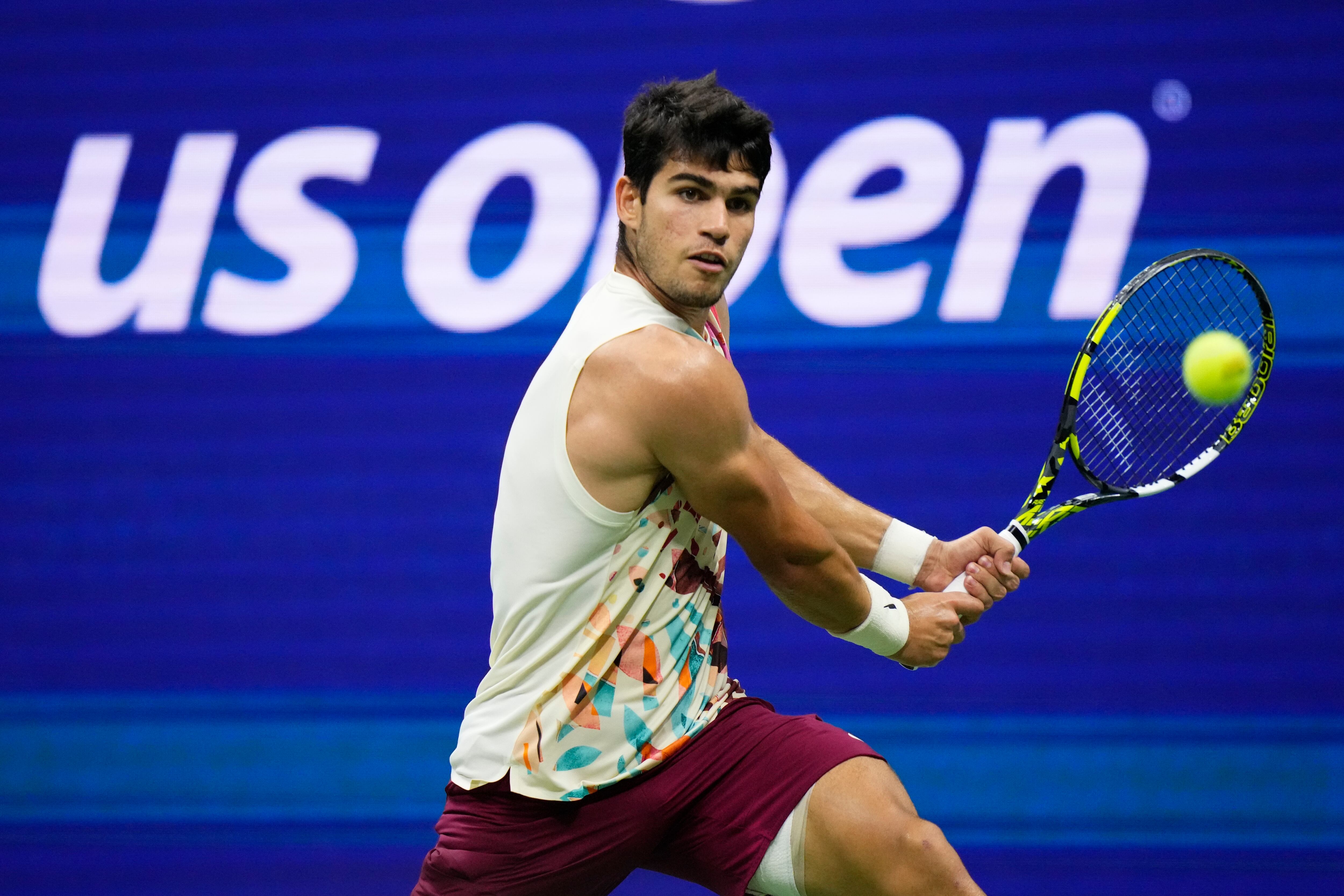 Carlos Alcaraz, de España, devuelve un tiro a Alexander Zverev, de Alemania, durante los cuartos de final del campeonato de tenis del Abierto de Estados Unidos, el miércoles 6 de septiembre de 2023, en Nueva York. (Foto AP/Frank Franklin II)