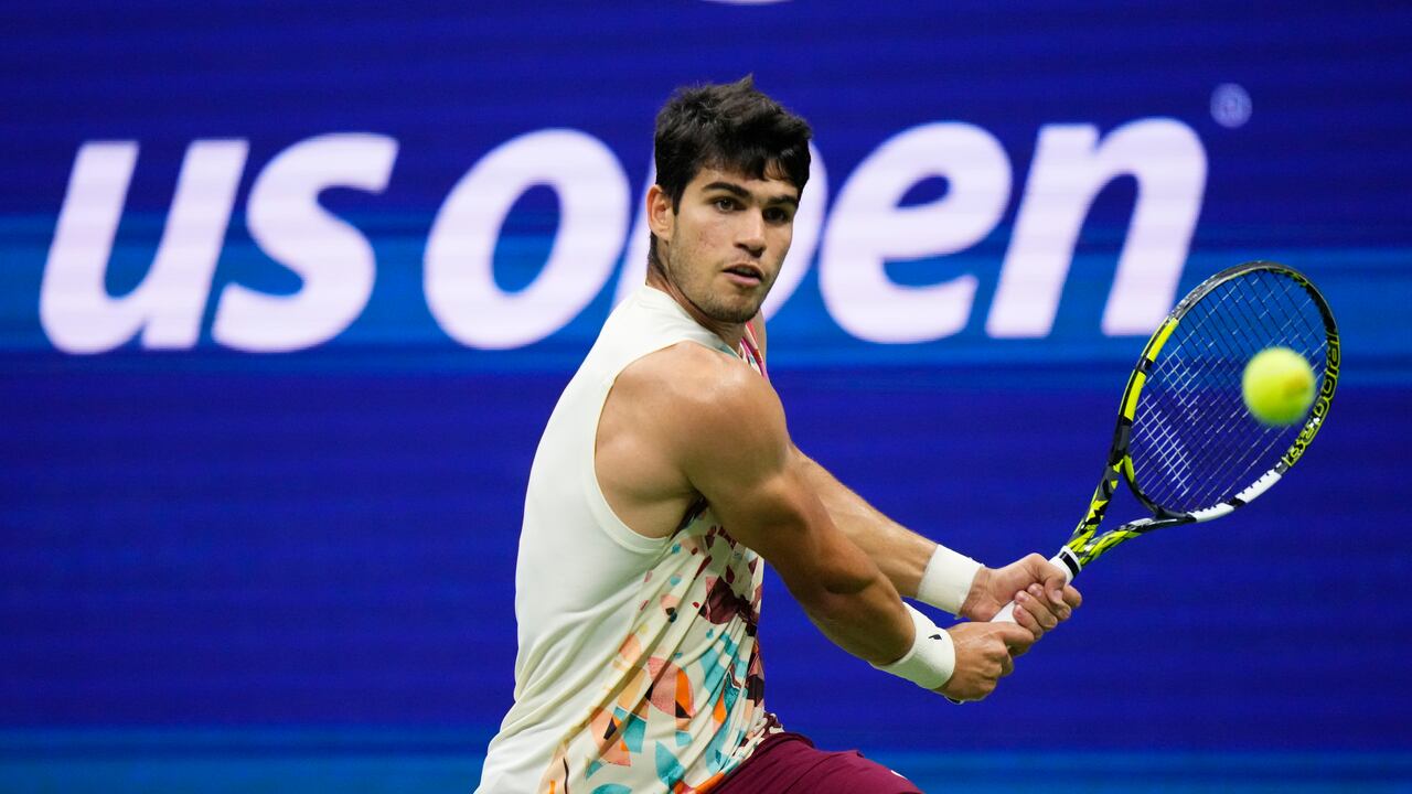 Carlos Alcaraz, de España, devuelve un tiro a Alexander Zverev, de Alemania, durante los cuartos de final del campeonato de tenis del Abierto de Estados Unidos, el miércoles 6 de septiembre de 2023, en Nueva York. (Foto AP/Frank Franklin II)