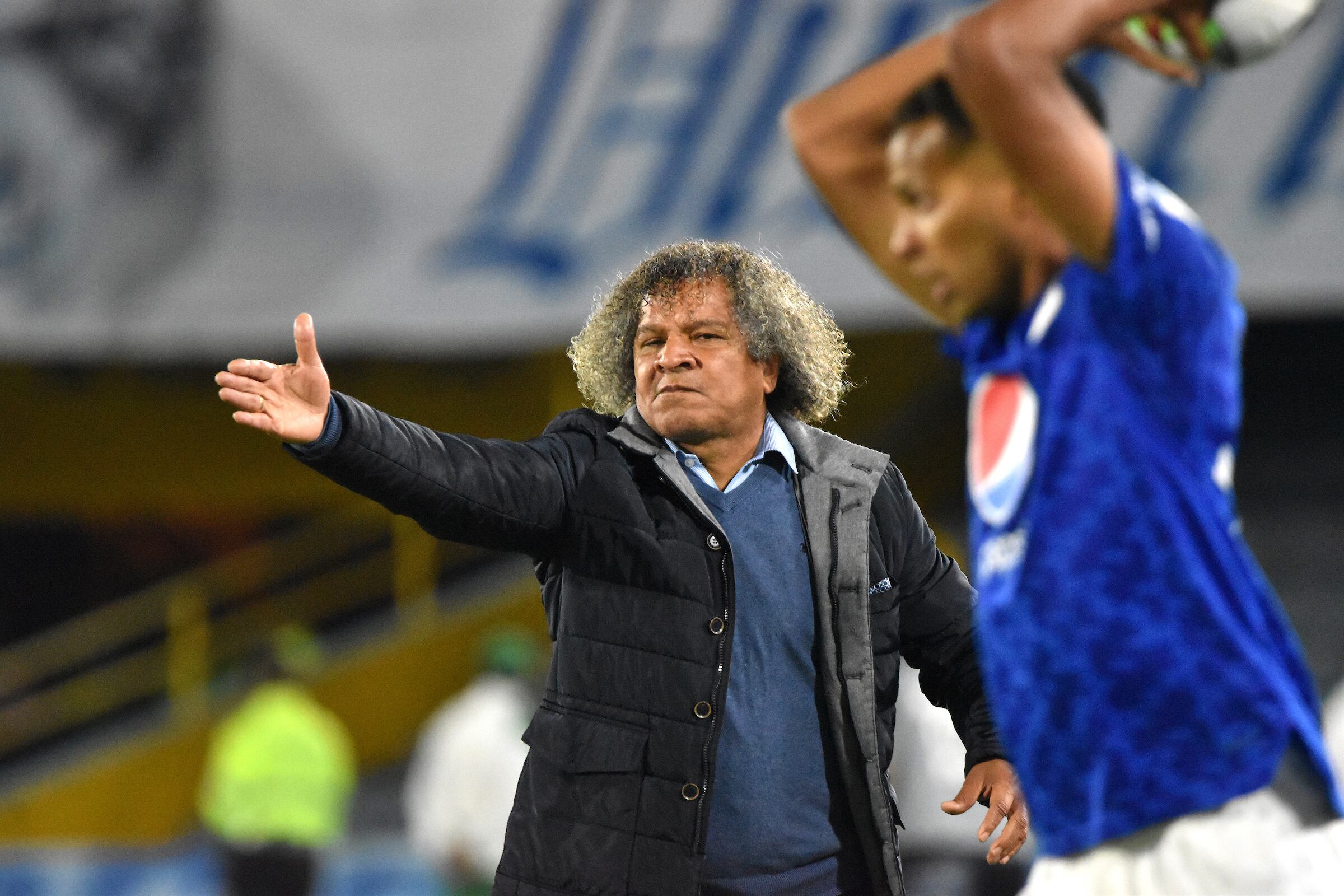 BOGOTA - COLOMBIA, 08-05-2022: Alberto Gamero director técnico de Millonarios  gesticula durante partido entre Millonarios F.C. y Deportes Tolima  por la fecha 19 como parte de la Liga BetPlay DIMAYOR I 2022 jugado en el estadio Nemesio Camacho El Campín de la ciudad de Bogotá. / Alberto Gamero coach of Millonarios gestures during match between Millonarios F.C. and Deportes Tolima for the date 19 as part of the BetPlay DIMAYOR League I 2022 played at the Nemesio Camacho El Campin Stadium in Bogota city . Photo: VizzorImage / Felipe Caicedo / Staff