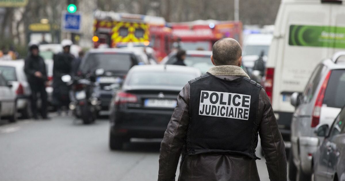 Un periodista que trabaja en un edificio junto a la sede del semanario satírico, explicó que fueron dos personas las que entraron en la redacción y dispararon. 