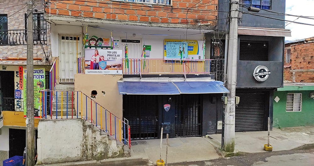 Este es el Centro Infantil Pequeños Exploradores, ubicado en el barrio Santa Cruz, en la Comuna 2 de Medellín. En la investigación se han encontrado posibles irregularidades y un supuesto intento de ocultar los abusos que cometía un operador de alimentos.