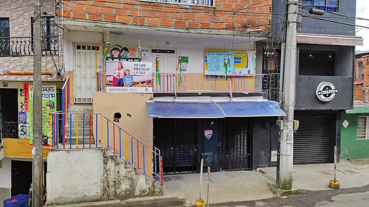 Este es el Centro Infantil Pequeños Exploradores, ubicado en el barrio Santa Cruz, en la Comuna 2 de Medellín. En la investigación se han encontrado posibles irregularidades y un supuesto intento de ocultar los abusos que cometía un operador de alimentos.