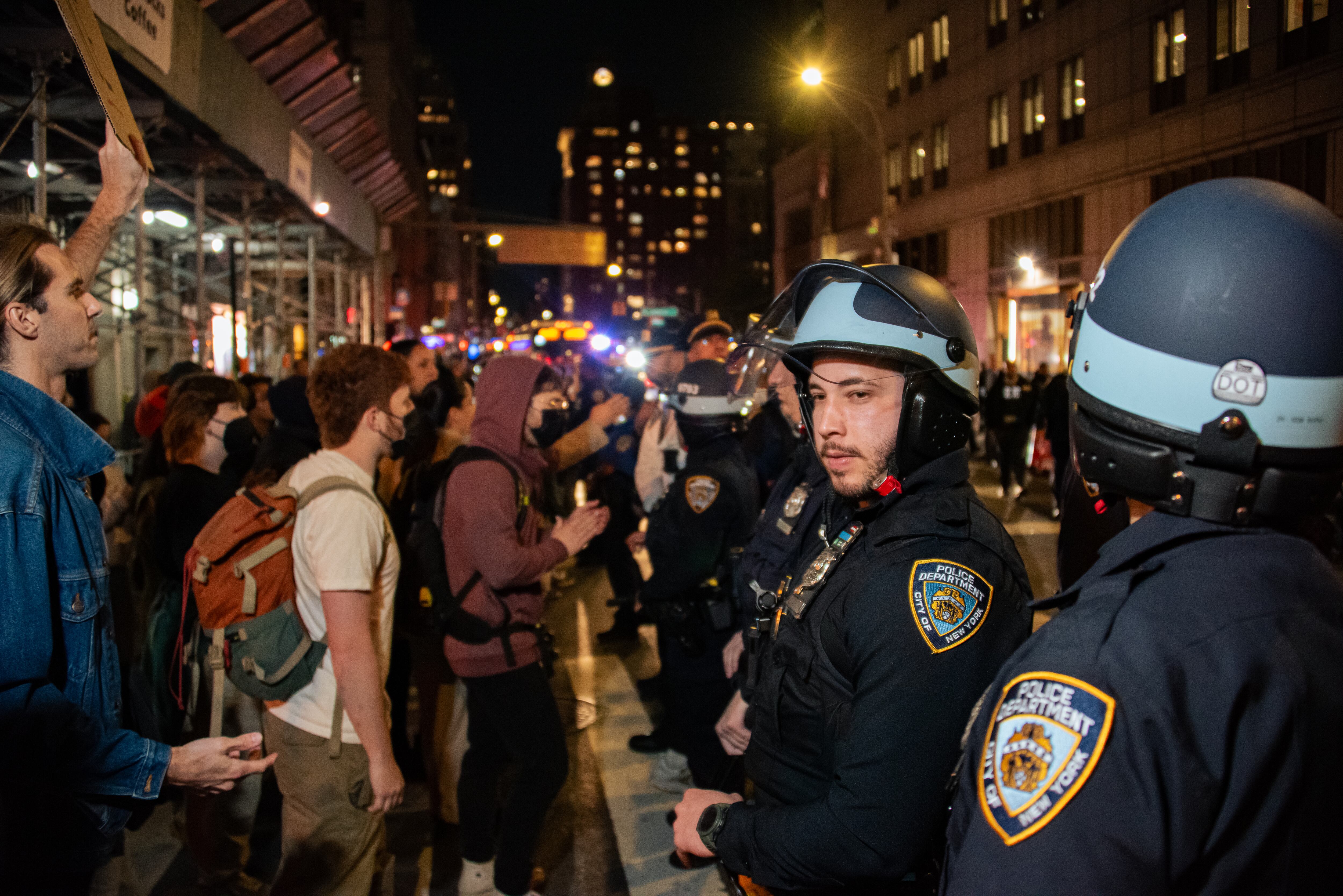 Las redadas del ICE han ocasionado el desplazamiento de varios vendedores ambulantes hacia lugares en donde la intervención oficial sea más compleja. (Foto: Neil Constantine/NurPhoto via Getty Images).