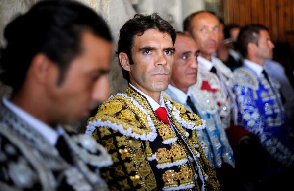 José Tomás, rodeado pór su cuadrilla, antes de salir al ruedo de Nimes