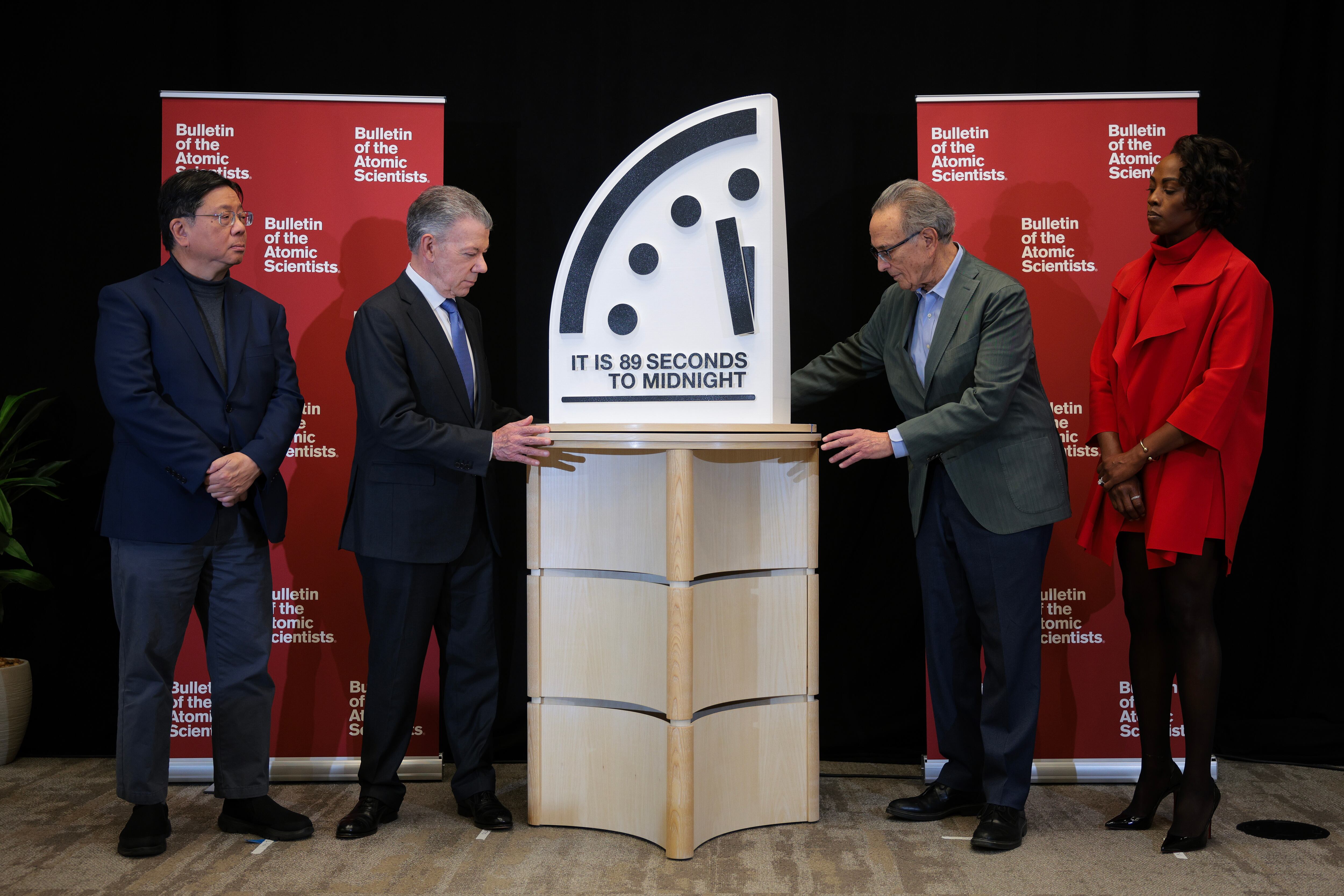 WASHINGTON, DC - 28 DE ENERO: (De izquierda a derecha) Herbert Lin, Juan Manuel Santos, Robert Socolow y Suzet McKinney revelan la hora del Reloj del Juicio Final de 2025 celebrada por el Boletín de Científicos Atómicos del Instituto de la Paz de los Estados Unidos el 28 de enero de 2025 en Washington, DC. El Reloj del Juicio Final, actualmente lo más cerca que ha estado de la medianoche con 89 segundos, es un símbolo de lo cerca que está la humanidad de una “catástrofe global”. (Foto de Kayla Bartkowski/Getty Images)