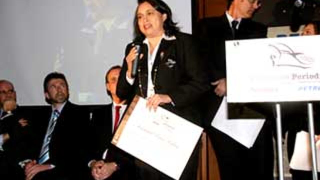 Carmen Rosa Pabón, directora de noticias de la emisora La voz del cinaruco en Arauca, ganó el premio Orlando Sierra. El galardón reconoce a los periodistas que ejercen su profesión en medio de difíciles condiciones que ponen en riesgo su vida.