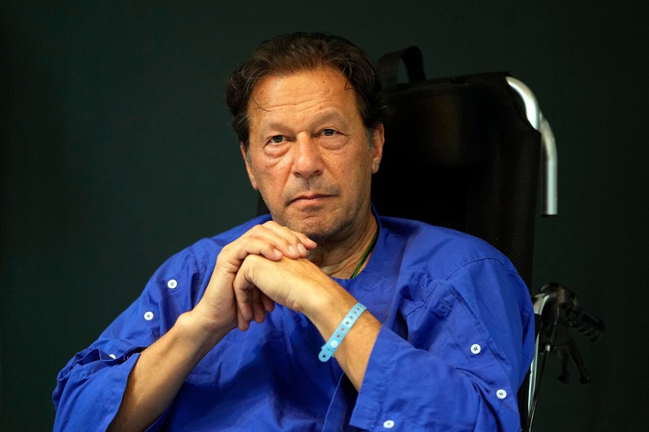 El exprimer ministro pakistaní Imran Khan habla durante una conferencia de prensa en el hospital Shaukat Khanum, en Lahore, Pakistán, el 4 de noviembre de 2022.