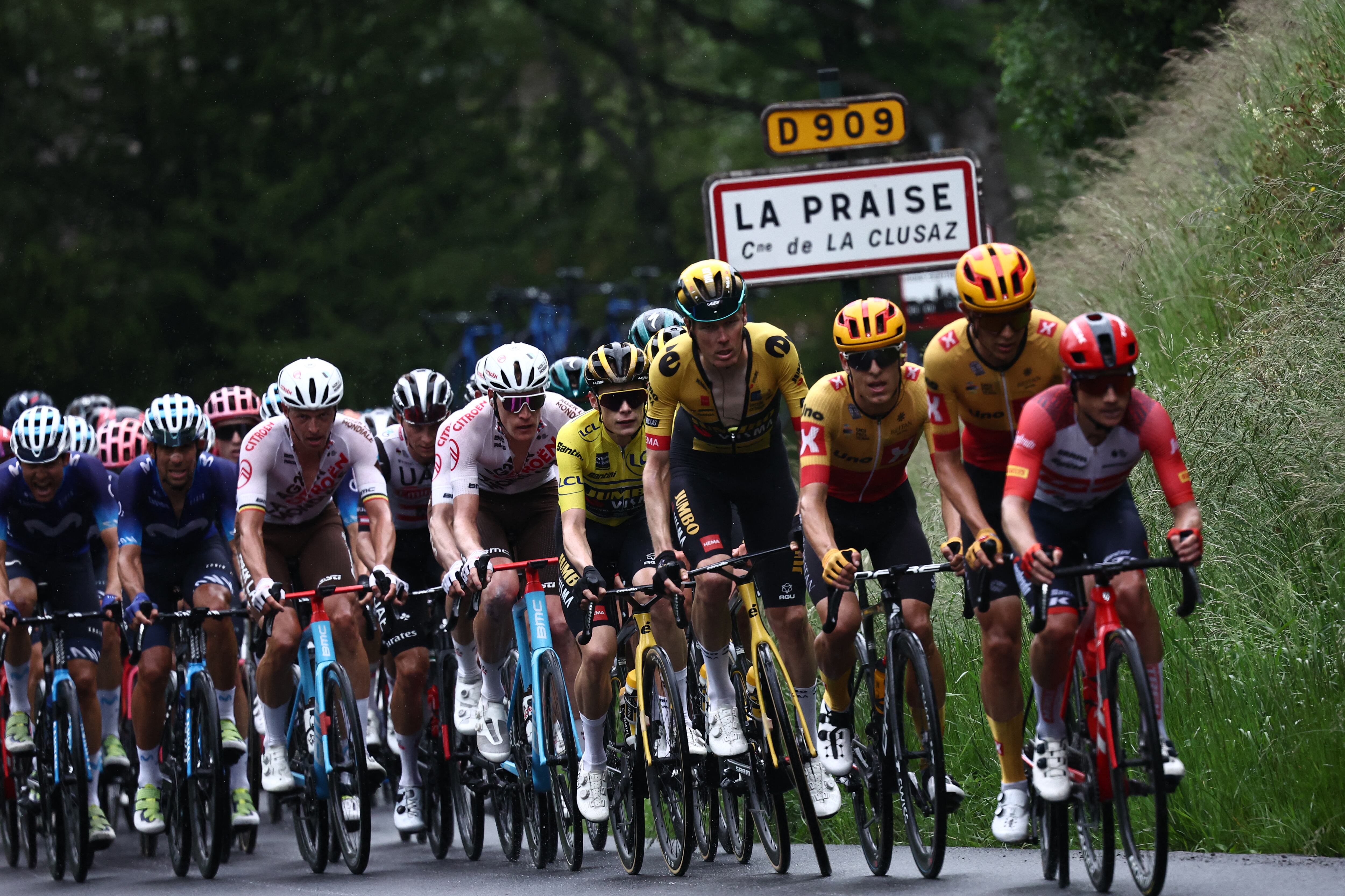 umbo-Visma's Danish rider Jonas Vingegaard (C) wearing a Yellow Jersey of Overall Leader competes during the sixth stage of the 75th edition of the Criterium du Dauphine cycling race, 170,5km between Nantua to Crest-Voland, France, on June 9, 2023. (Photo by Anne-Christine POUJOULAT / AFP)