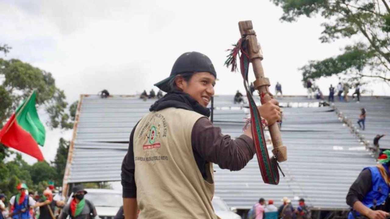 "Los sicarios del narco paramilitarismo Dagoberto Ramos del bloque occidental "Jacobo Arenas" han ASESINADO hoy a nuestro hermano, hijo, amigo, compañero Carlos Andrés A'skwe al que con cariño todos y todas le decimos LOBO" dice el comunicado del CRIC.