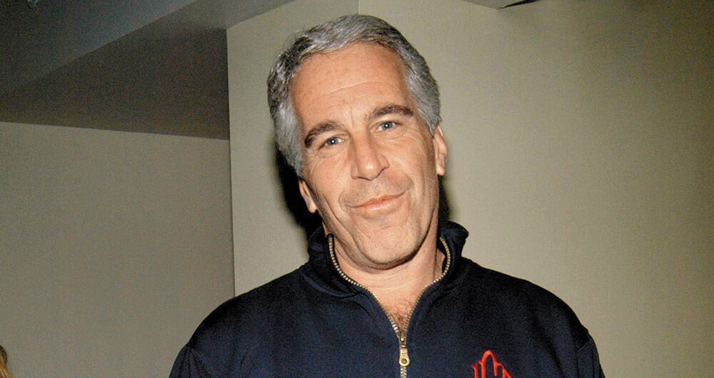 Epstein organizaba orgías con menores de edad para sus amigos del jet set, en sus casas de Nueva York y Palm Beach. Murió de 66 años.