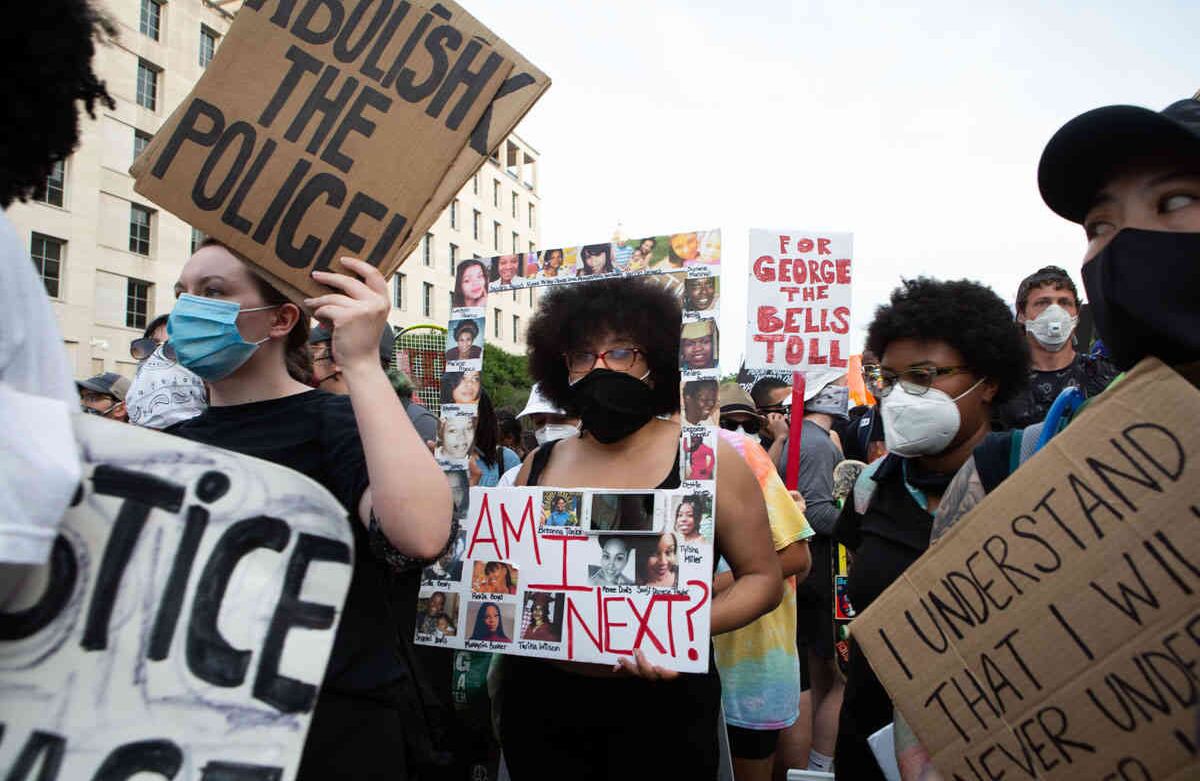 ¿Manifestante sostiene un letrero con la consigna “Am I Next?” junto con otros cientos de manifestantes sobre Black Lives Matter Plaza en ruta hacia la Casa Blanca protestando acerca de la brutalidad policial y las muertes de afroamericanos a manos de la policía. Imagen tomada el 06 de Junio de 2020 Washington DC- Foto María Luz Bravo