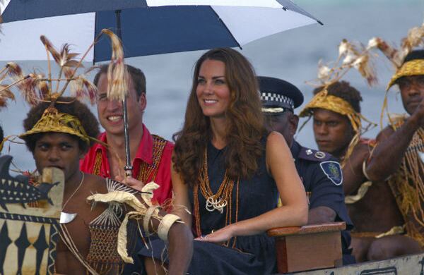El príncipe Guillermo y su esposa Kate, sonrien en la canoa junto a los nativos de la zona.