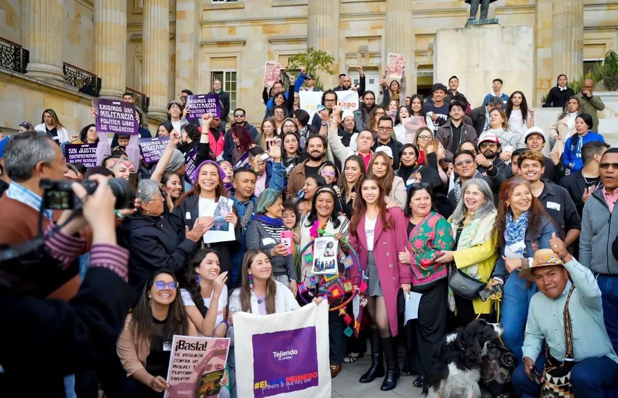 En la foto se ve a varios de los recomendados de Carrascal con contratos con el Estado, miembros del movimiento El País Primero (se ven lo logos), haciendo campaña en pleno Congreso de la Repúiblica.