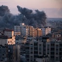 Una columna de humo sale de entre los edificios de la Ciudad de Gaza tras un ataque aéreos israelí, el 11 de octubre de 2023. (AP Foto/Fatima Shbair)