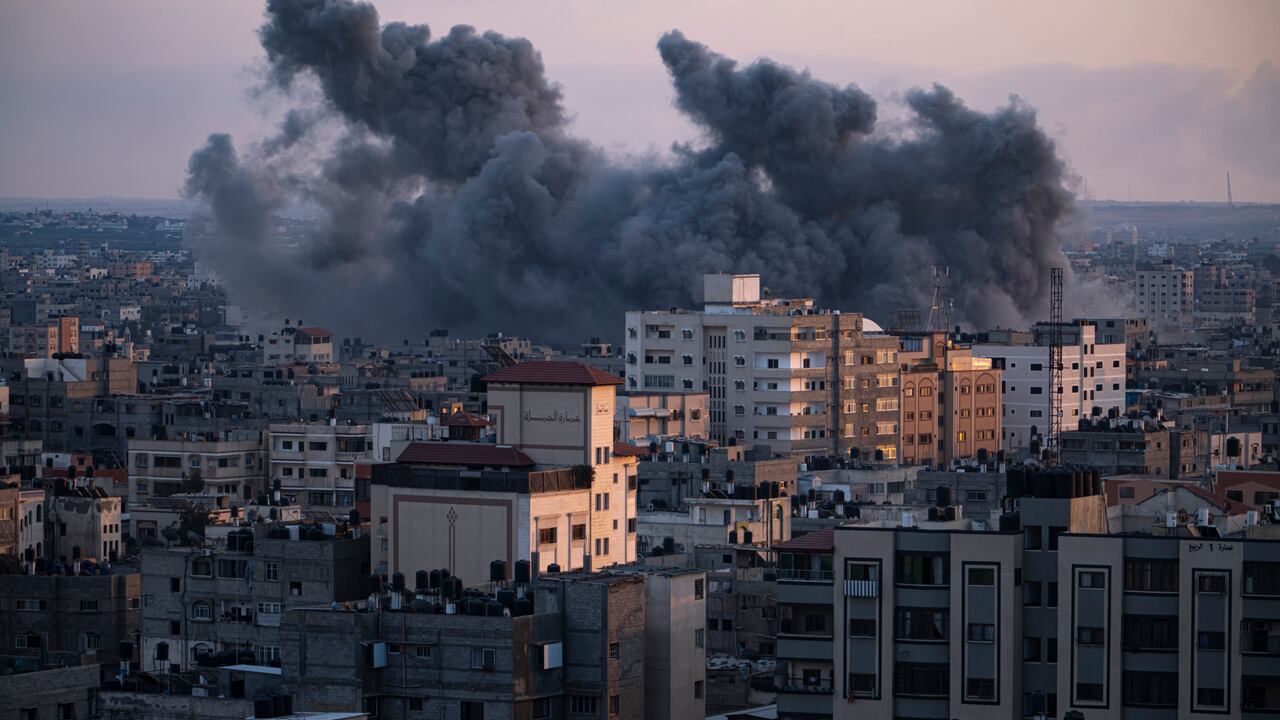 Una columna de humo sale de entre los edificios de la Ciudad de Gaza tras un ataque aéreo israelí.