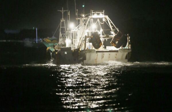 Barcos de pesca salen del puerto Matsukawaura con el fin de reanudar las operaciones normales de pesca en la costa de Fukushima, al noreste de Japón. (AP) 