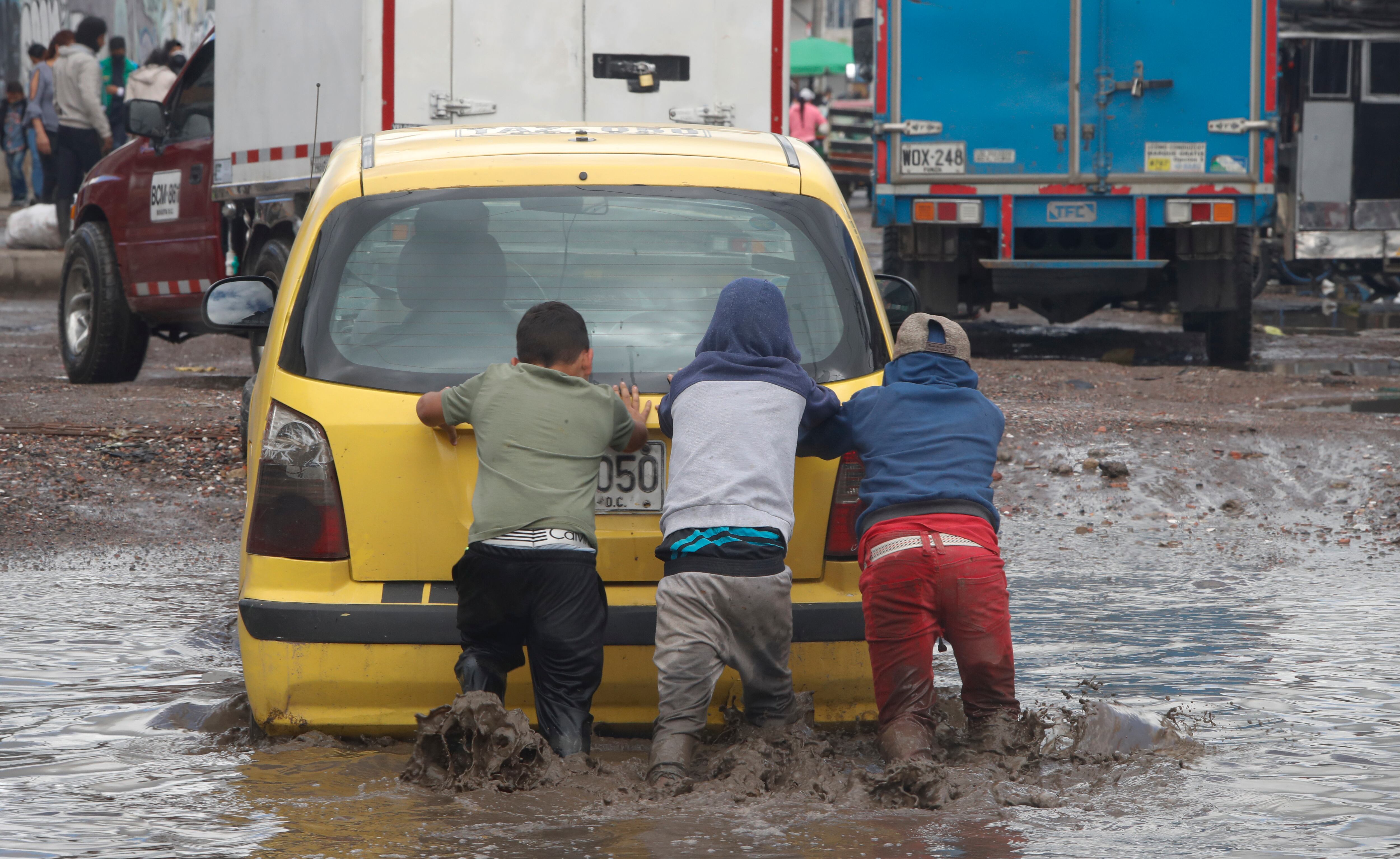 Niños trabajando 
Bogotá junio 17 del 2021
Foto Guillermo Torres Reina /Semana