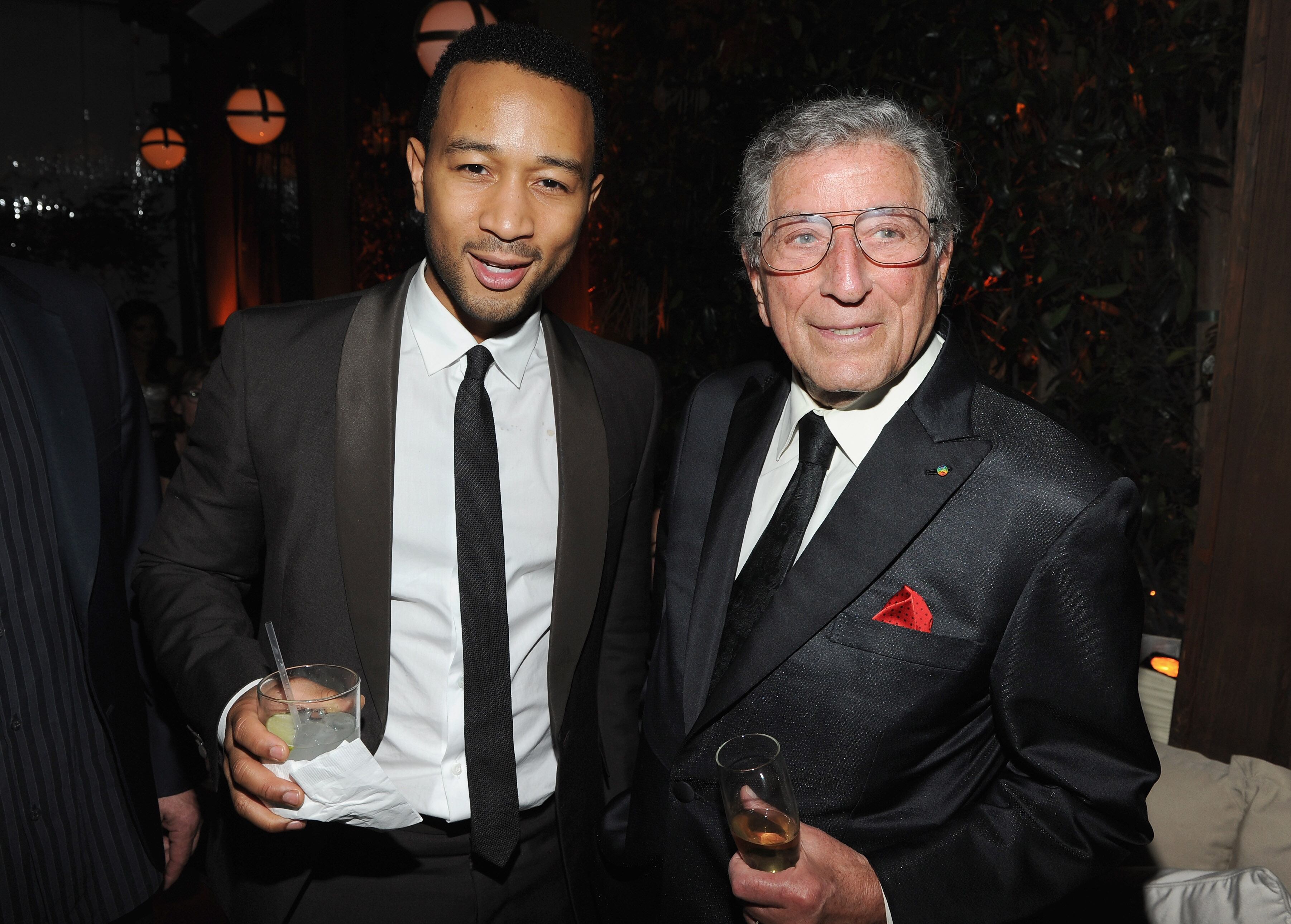 Los cantantes John Legend (L) y Tony Bennett asisten a la recepción GRAMMY 2012 de Sony Music Group celebrada en Cecconi's West Hollywood el 12 de febrero de 2012 en West Hollywood, California.