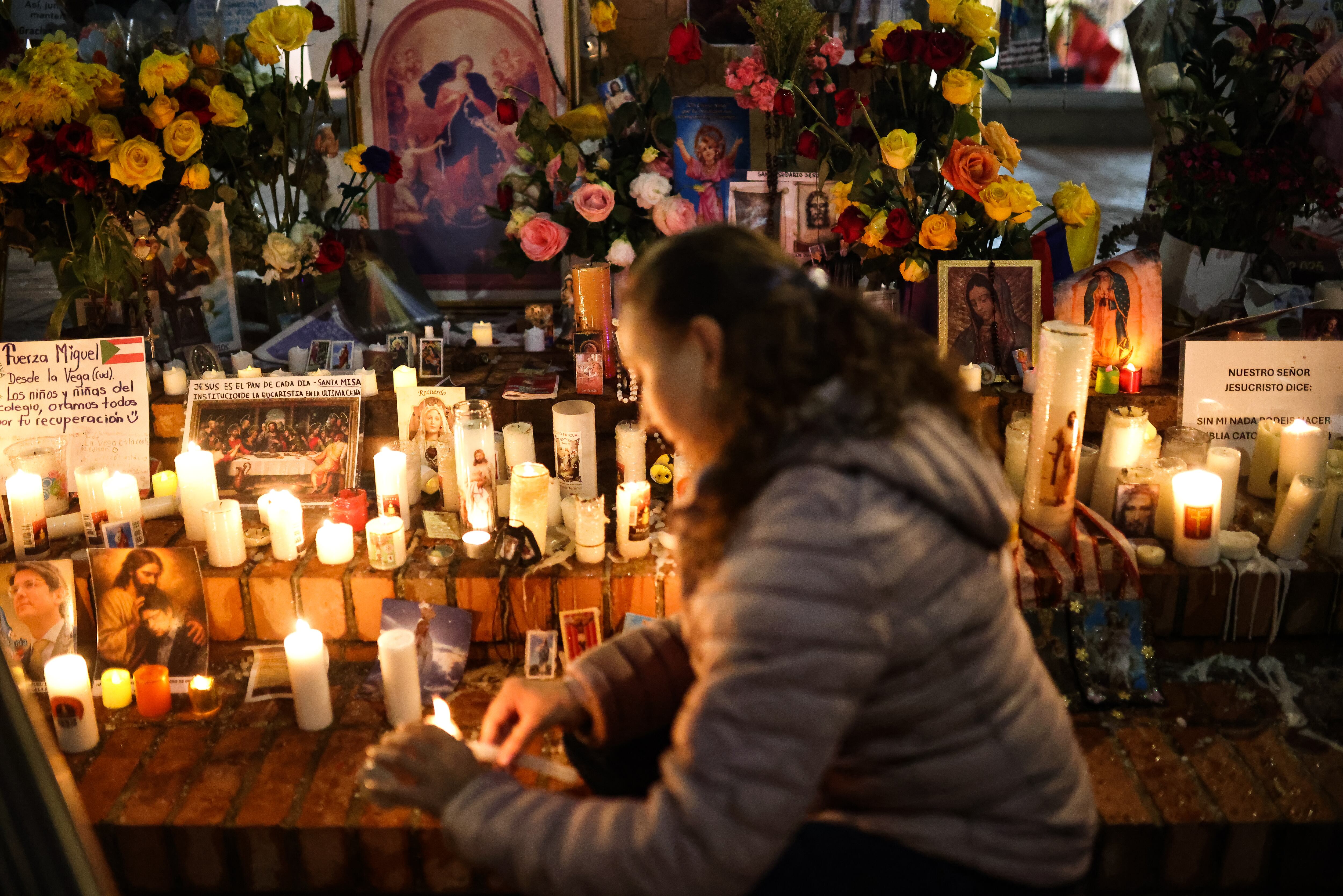 SANTO ROSARIO POR LA SALUD DE MIGUEL URIBE TURBAY, EN LA FUNDACIÓN SANTA FE.
FUNDACIÓN SOLIDARIDAD POR COLOMBIA.