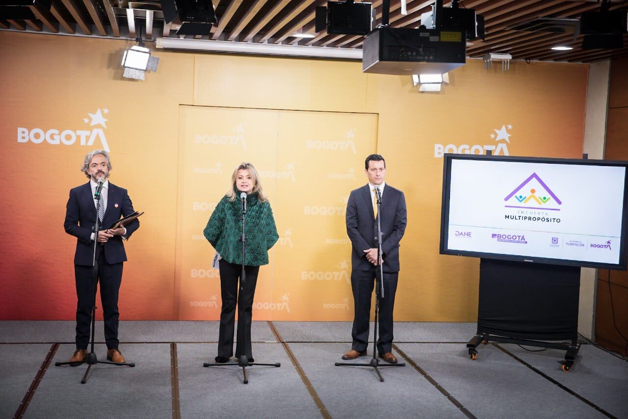 El director del Dane, Juan Daniel Oviedo, y la alcaldesa encargada, Edna Bonilla, lideraron la presentación de la encuesta multipropósito de Bogotá.