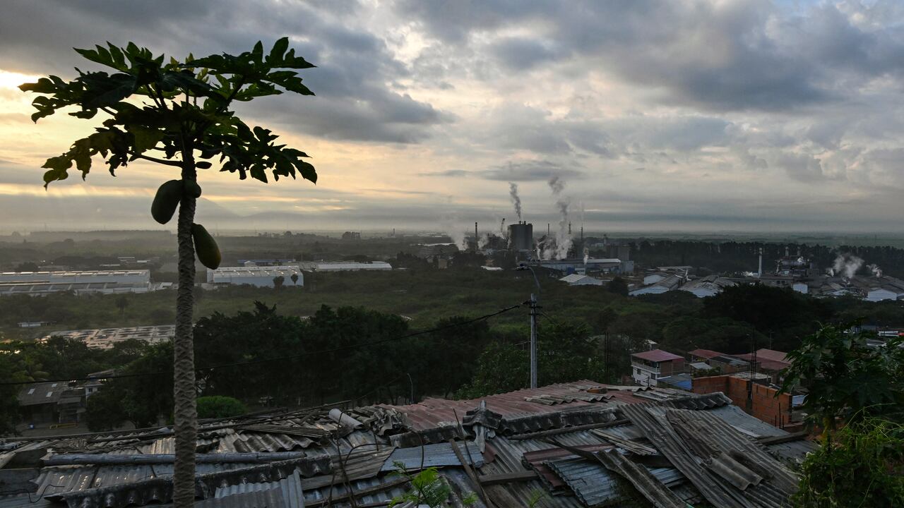 Esta vista aérea muestra la zona industrial de Yumbo, cerca de Cali, departamento del Valle del Cauca, Colombia, el 2 de julio de 2025. (Foto de Joaquín Sarmiento/AFP)