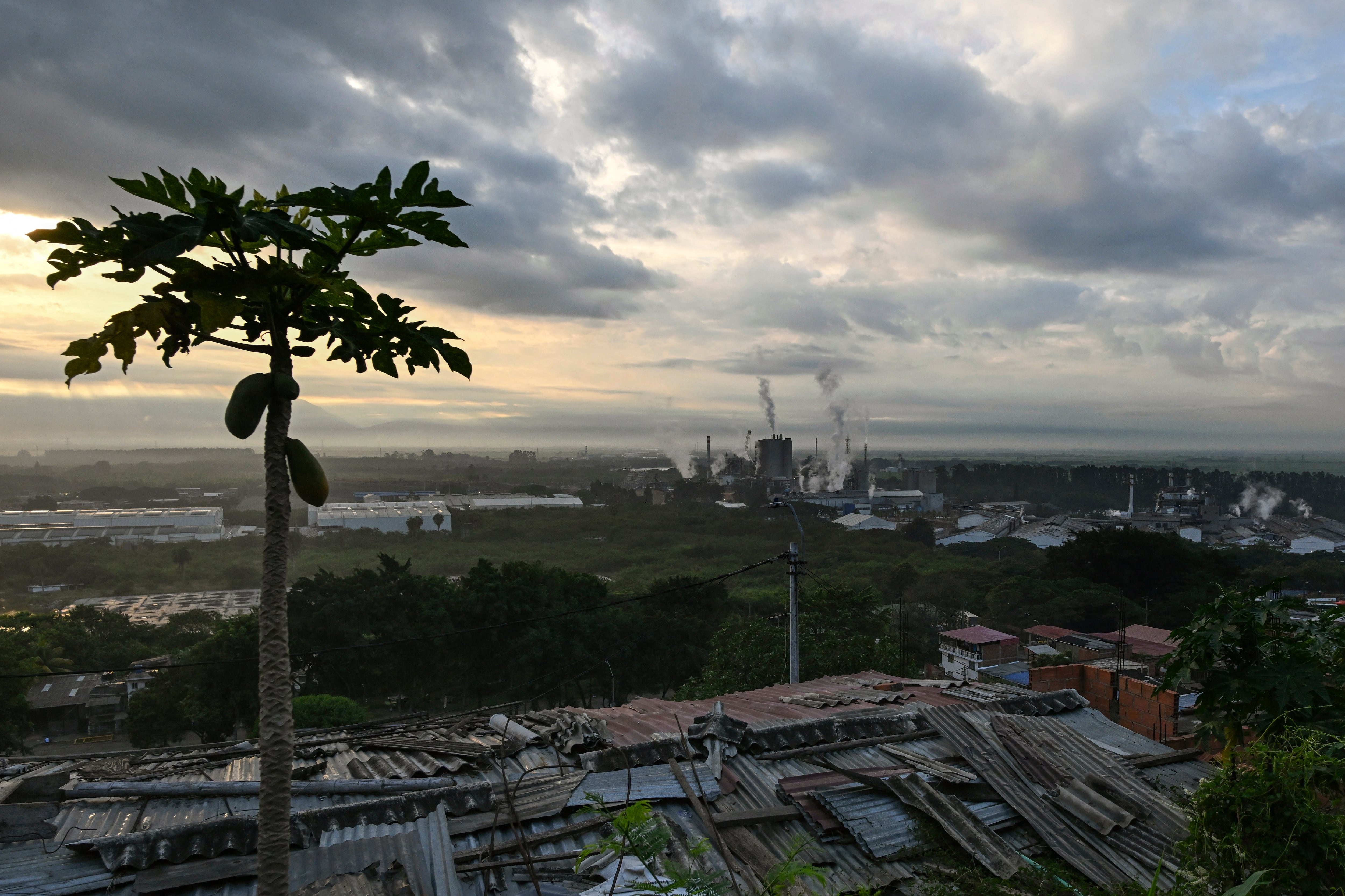Esta vista aérea muestra la zona industrial de Yumbo, cerca de Cali, departamento del Valle del Cauca, Colombia, el 2 de julio de 2025. (Foto de Joaquín Sarmiento/AFP)