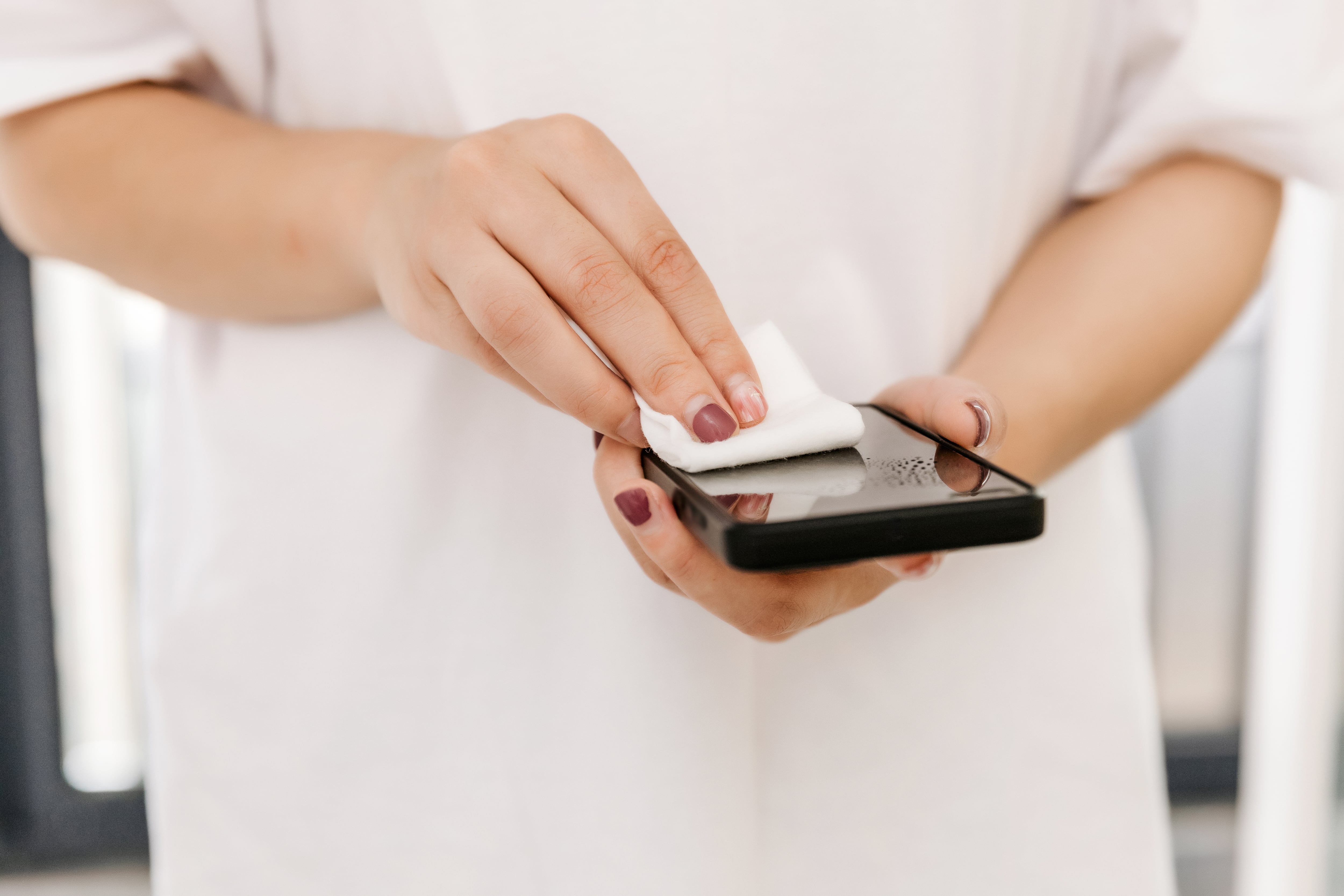 Limpiar la pantalla es fundamental antes de colocar un protector.