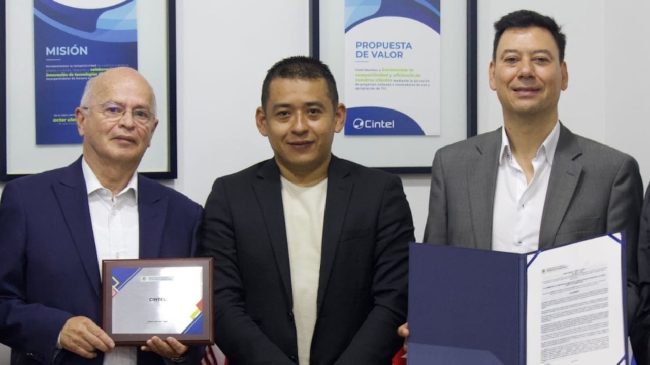 El Centro de Investigación y Desarrollo en Tecnologías de la Información y
las Comunicaciones – Cintel, recibió del ministro Arturo Luna este reconocimiento que lo acredita como el único con esta distinción vigente para la ciudad de Bogotá.