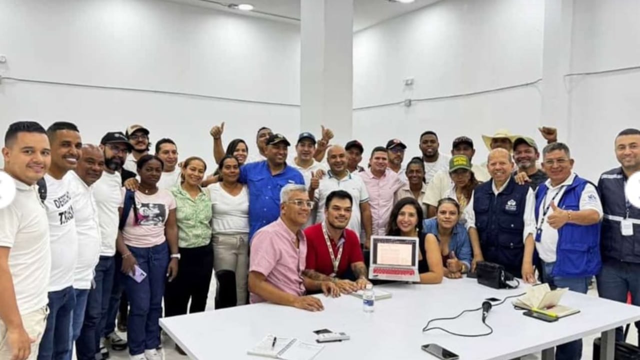 El paro minero en Antioquia llegó a su fin tras dos días de intensas negociaciones entre representantes de los mineros y el Gobierno, culminando en un acuerdo que permitirá la reactivación de las actividades en la región.