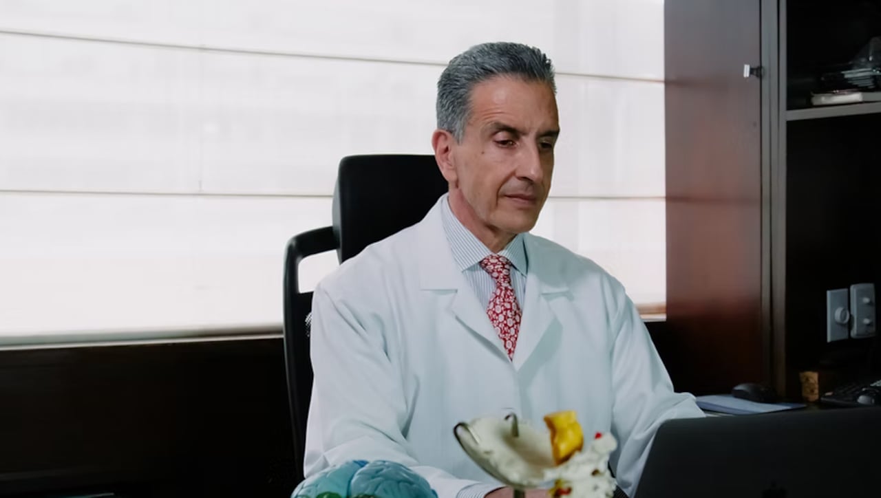 El doctor Fernando Hakim Daccach, jefe del Departamento de Neurocirugía del
Hospital Universitario Fundación Santa Fe de Bogotá